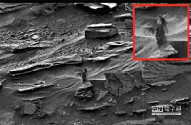 NASA火星写真に『女性』の姿と『カニのような』生物っぽいものが確認される（画像）