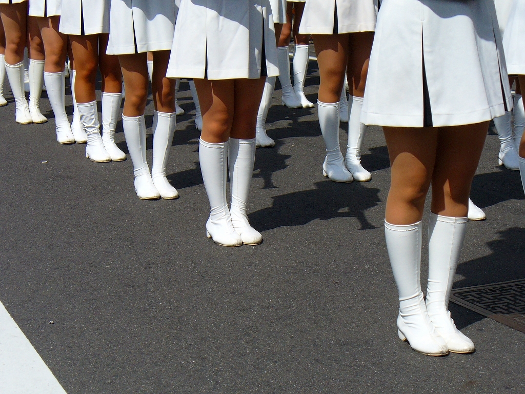純白のソフトブーツにナチュラルパンストプリーツスコートのカラーガード美脚画像